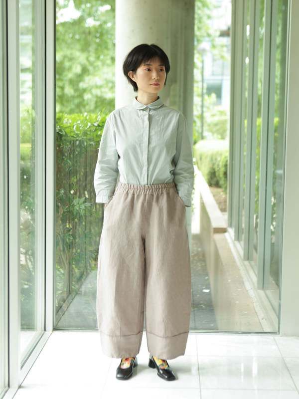 These pants boast a beautiful baggy design with thoughtful details. the fully elastic waist provides plenty of room and creates a flattering silhouette. perfect for effortless style and all-day comfort. not to mention the high-quality fabric used in these pants. you are definitely gonna enjoy wearing them every day!    two side pockets and two back pockets.    paired with hannoh wessel cassia shirt    - 50% linen 50% virgin wool details: 100% cotton    - made in italy.    - model is 5'3 waist 26" usually a xs/s and wears size 36.    all measurements are measured when flat lay. please allow 1-2 cm discrepancy    size 36:    waist: 77-89 cm; length: 87 cm    size 38:    waist: 79-91 cm; length: 89 cm    size 40:    waist: 81-93 cm; length: 91 cm    aequamente combines easy to wear silhouette Neutral Wide Leg Bottoms For Everyday, Beige Wide Leg Pants For Daywear, Relaxed Ankle-length Work Pants, Wide Leg Harem Pants With Elastic Waistband For Daywear, Elastic Cuff Trousers For Work, Workwear Pants With Elastic Cuffs, Beige Loosely Fitted Harem Pants For Work, Daywear Harem Pants With Elastic Waistband, Wide-leg Pants With Elastic Waistband For Everyday