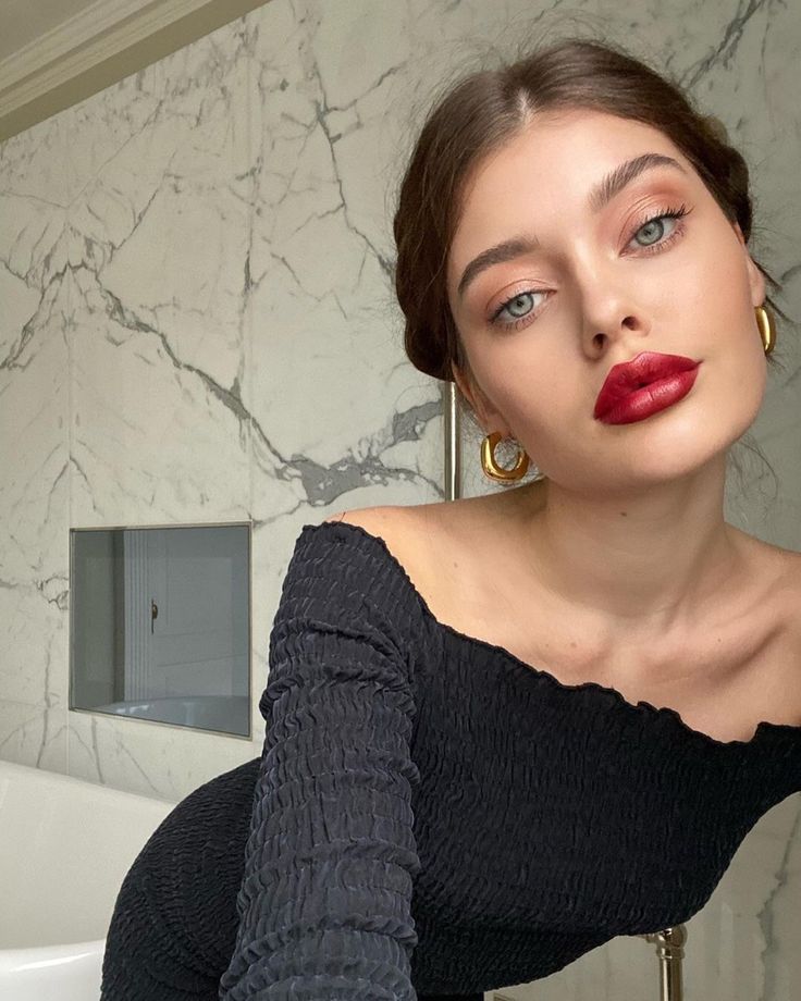 Red Lips Makeup Look, Red Lip Makeup, Makati, Red Lipstick, Mode Inspo, Glam Makeup, Girls Makeup, Pretty Makeup, Artistry Makeup