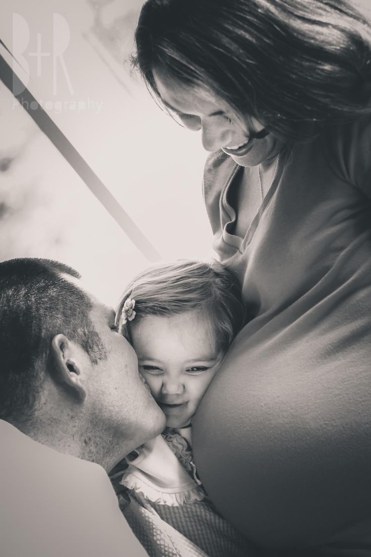 Family Maternity Pictures, Baby Fotografie, Family Maternity Photos, Maternity Inspiration, Baby Black, Maternity Photography Poses, Black Photography, Foto Baby, Foto Tips