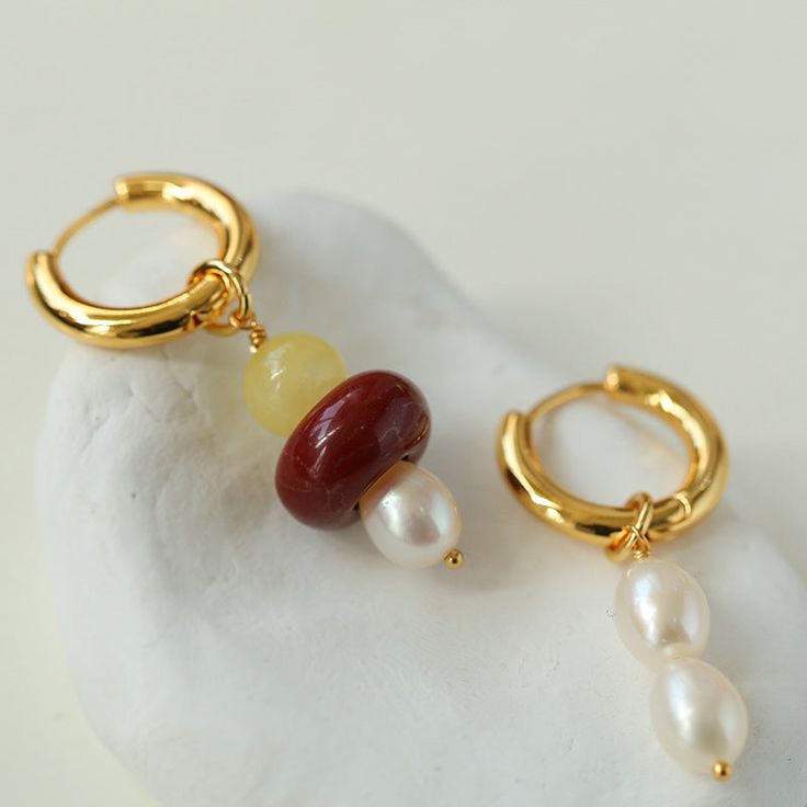 Infuse your style with rustic charm with our Rustic Chic: Asymmetric Natural Stone and Pearl Earrings—an artful and eclectic accessory that combines the organic beauty of natural stones with the classic elegance of pearls in an asymmetric design. Metal: 18ct Recycled Gold Plated Brass Gemstone: Natural Stone Dimensions: Length 40-45mm Weight: 4.2g(pearl)/7.5g (natural stone) Cherry Pearl, Pearl Cluster Ring, Vintage Inspired Earrings, 18k Gold Chain, Trendy Bracelets, Baroque Pearl Earrings, Gemstone Beaded Necklace, Romantic Atmosphere, Stone Material