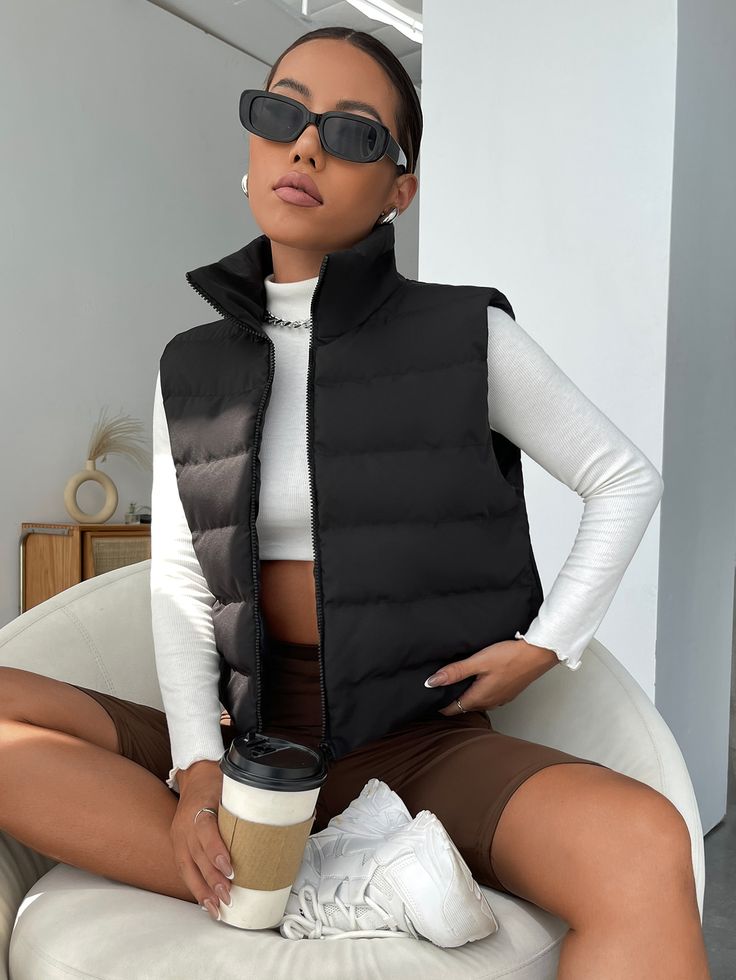 Sleeveless Jacket Outfit, Black Puffer Vest Outfit, Winter Comfy Outfits, Puffy Vest Outfit, Black Vest Outfit, Black Puffy Vest, Puffer Vest Fashion, Puffer Vest Outfit, Puffer Jacket Outfit