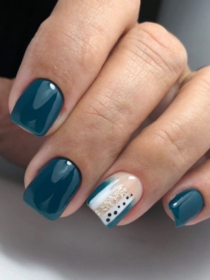 Dark green short nails with abstract design Short Nail Art Green, Emerald Blue Nails, Dark Green Short Nails, Teal Green Nails, Green Short Nails, Emerald Green Nail Designs, Nails Dark Green, Emerald Green Nail Polish, Emerald Green Nails