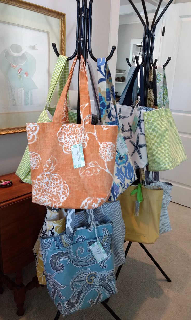 Tote Bag Display Craft Fair, Diy Purse Display, Bag Stand Display, Tote Bag Display, Craft Stall Display, Tote Bag Business, Purse Display, Pretty Tote Bags, Handbag Display