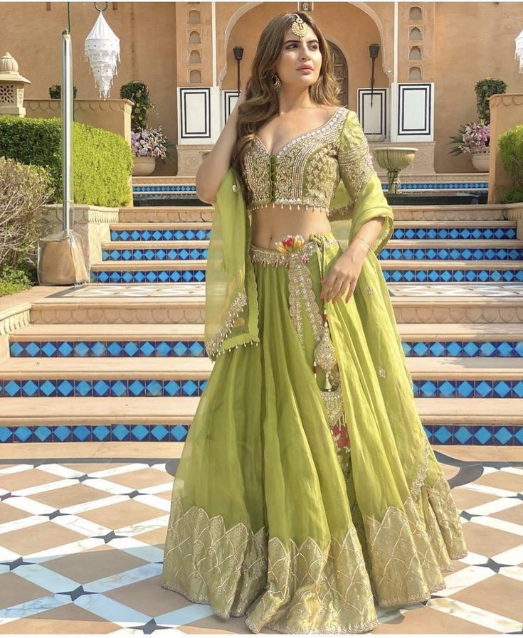 fashion gala, crop top lehenga, lehenga crop top blouse, lehenga, lehenga blouse, lehenga crop top design, lehenga choli, lehenga crop top, lehenga blouse design, net lehenga blouse design, beautiful crop top lehenga,best crop top lehenga designs, lehenga designs, lehenga crop top designs, lehenga crop top ki design, lehenga collection, crop top designs for lehenga 2023 #croptoplehenga #croptopblouse #croptoplehengacollections #lehenga #lehengacholi #lehengablouse #fashiongala Shaddi Dress, Net Lehenga Blouse, Lengha Poses, Top Lehenga Designs, Crop Top Lehenga Designs, Modern Lehangas, Diy Lehenga, Mehendi Ceremony Outfits, Bridegroom Outfits