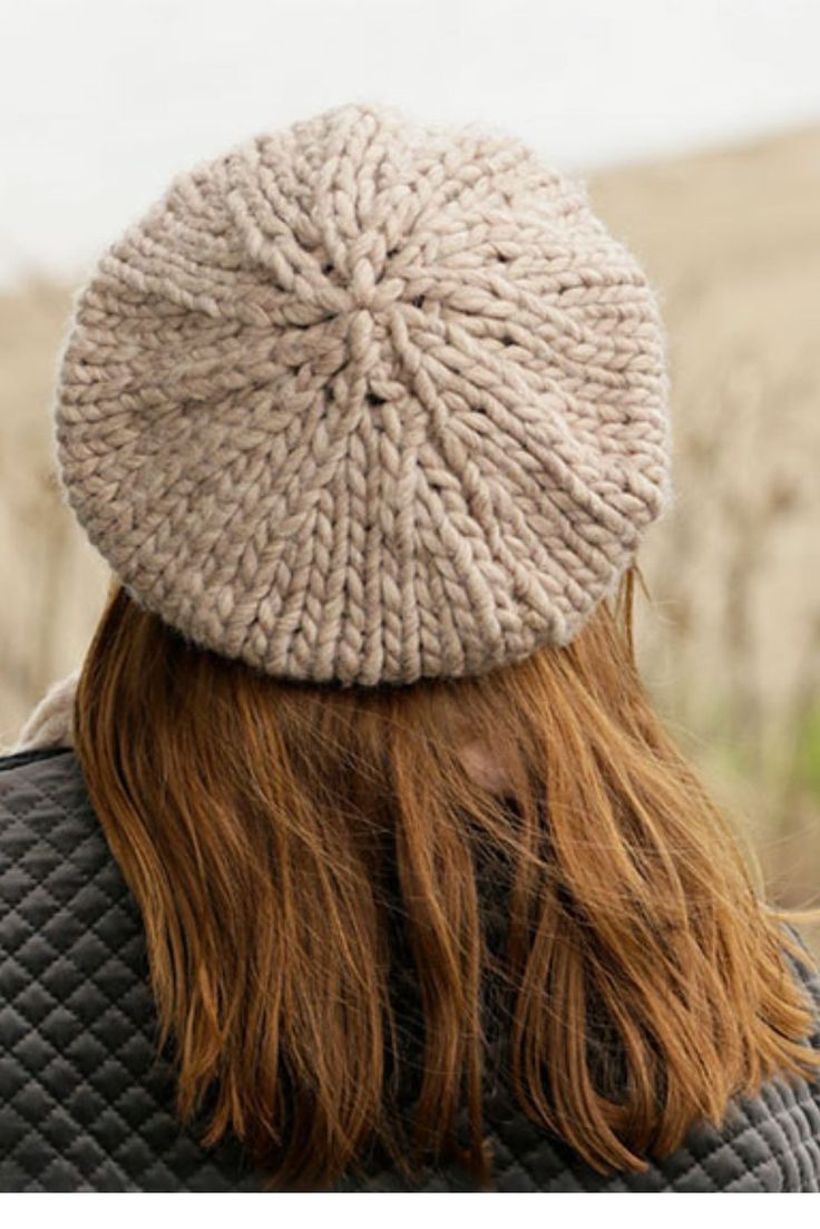 Béret au tricot, très seyant et féminin en grosse laine rapide à faire coloris taupe Beret Cap, Crochet