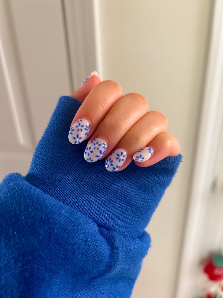 blue flowers, preppy blue, blue and white, simple, Blue Preppy Nails, Blue And White Floral Nails, Simple Blue Nails, Spring Colors For Nails, Royal Blue Nails Designs, Colors For Nails, Blue Prom Nails, Preppy Nails, Royal Blue Nails