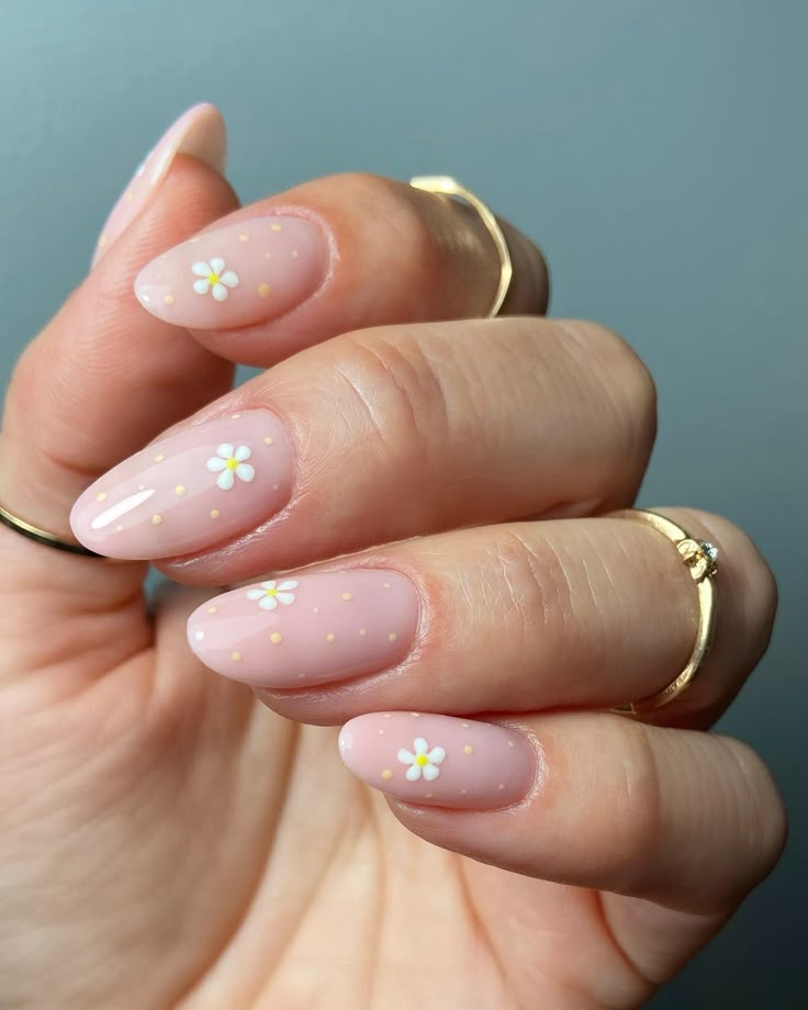 Chasing Daisies, Daisy Nail Art, Spring Nail Trends, Spring Nail Designs, Subtle Nails, Daisy Nails, Minimal Nails, Cute Gel Nails, Spring Nail