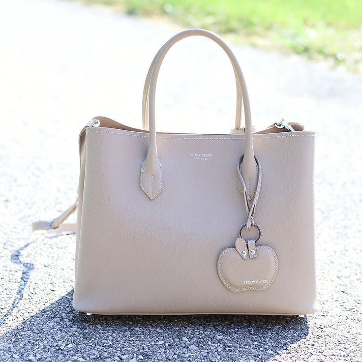 Handbag Review :: Teddy Blake Vanessa Tote Teddy Blake Handbags Outfit, Teddy Blake Handbags, Teddy Blake, Womens Winter Fashion Outfits, Purse Insert, Timeless Bags, Expensive Handbags, Handbag Outfit, Bags Messenger