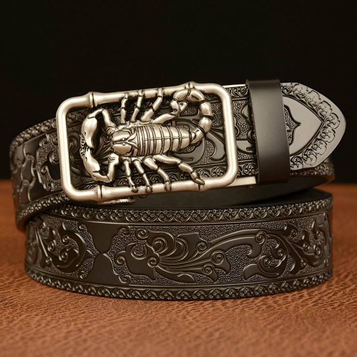 With its delicate buckle depicting a scorpion, symbolizing protection and dynamism, the Esprit Animal Walker belt embodies quiet strength and determination. It captivates the imagination and is an accessory for the fearless individual with a strong personality who knows how to face adversity with elegance. Luxury Leather Men's Belt Buckles, Scorpion Pattern, Cool Belt, Mens Belt, Western Leather, Jeans Casual, Unique Bags, Brown Belt, Genuine Leather Belt