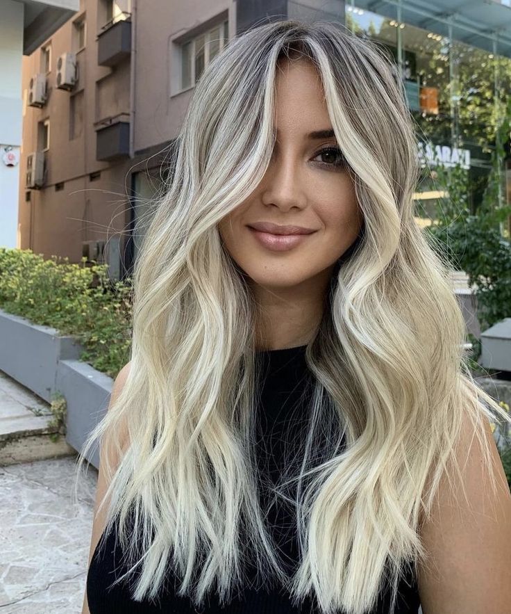 Brown Root With Blonde Hair, Darker Roots With Blonde Hair, Bright Blonde Dark Root Balayage, Dark Root Bright Blonde, Rooted Bright Blonde Hair, Chest Length Blonde Hair, Blonde Hair 2023 Trends Women, Money Peice Blonde Baylage, Root Smudge With Money Piece