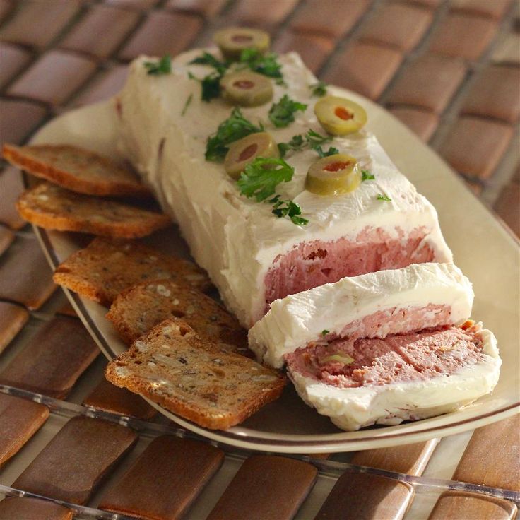 a plate with some food on it and crackers