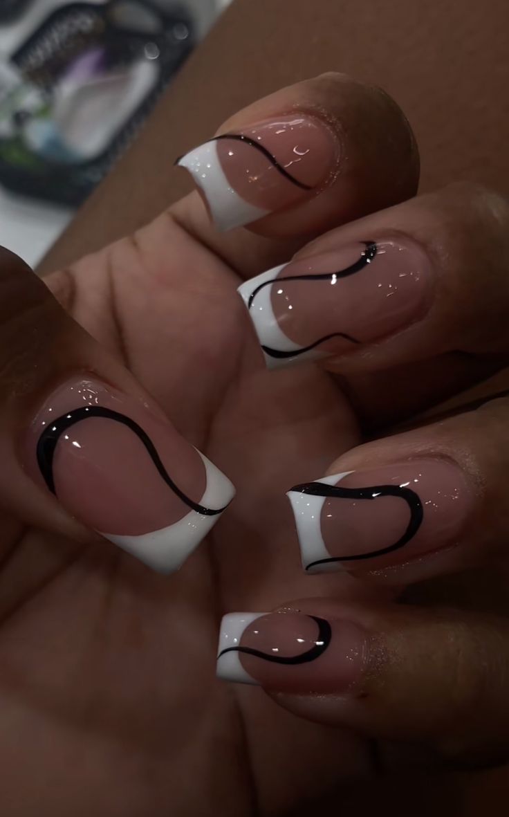 Medium Natural Acrylic Nails, Short Nail Designs Black And White, Black And White Nail Designs Short, Y2k Square Nails, Short Nails Inspo Aesthetic, Vacation Nails Black Women, Short Nails Black Women, Shorties Nails, Acrylic Toe Nails