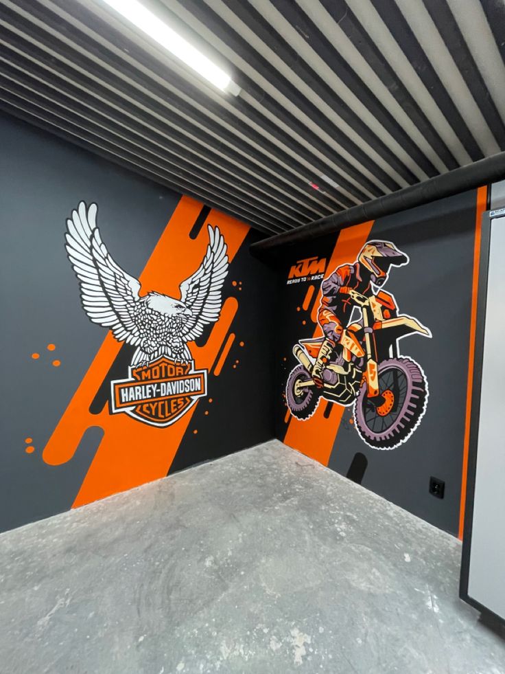 wall art motorcycle brand bike orange black white wall Motorcycle Graffiti Art, Motorcycle Office Design, Motorcycle Garage Design, Garage Wall Mural, Wall Painting Drawing, Motorcycle Showroom Interior, Motorcycle Graffiti, Car Mural, Harley Davidson Wall Art