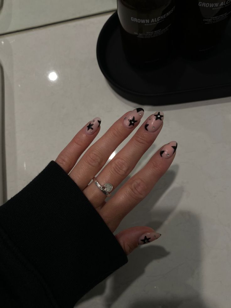 Black Graphic Nails, Black Acrylic Nails Stars, Black Star Nails French Tips, Black Nail White Star, Star Nails Y2k Black And White, Black Star Nails Coffin, Black Star Nails, Graphic Nails, Adorable Nails