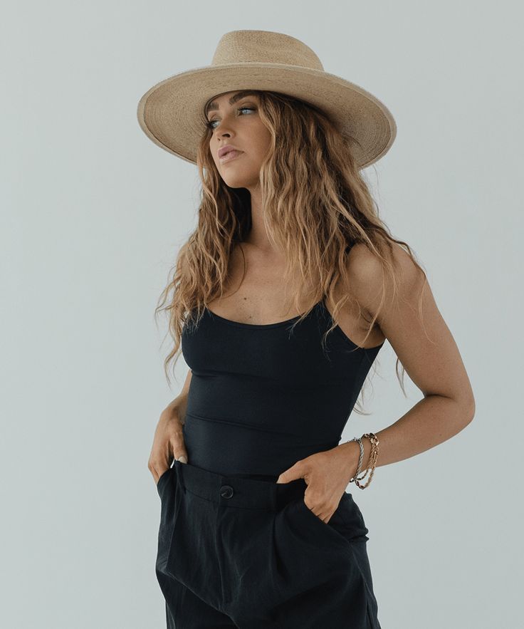 The Cara Straw Hat in Toasted is handcrafted for a classic straw touch for any occasion. Handcrafted from Guatemalan palm, this classic fedora, wide brim has sturdy weave so this hat will last for all adventures + for years to come. It features a GP|CL gold pin and a custom Cara Loren sweatband. Style with the Rope Chain band, sold separately or in a bundle. Hat Outfits For Women Summer, Summer Hat Style, Beach Hats For Women, Cara Loren, Gigi Pip, Summer Portrait, Womens Straw Hats, Summer Hats For Women, Wide Brim Fedora