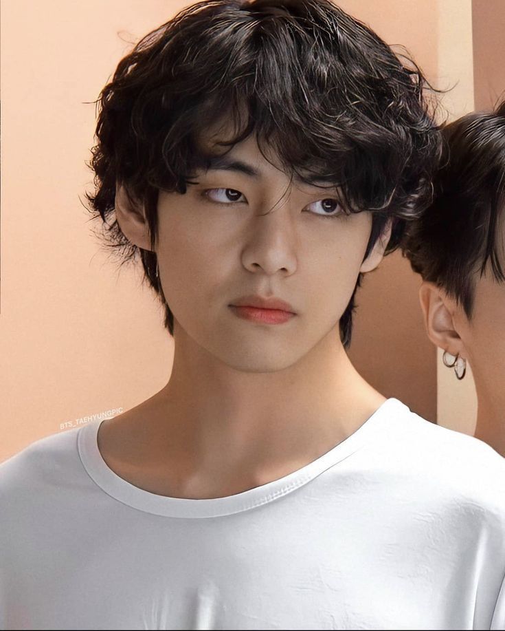 📼 ` ꒰ des ꒱ ; taehyung , bts taehyung , kim taehyung , bts v , taehyung perm hair 🌟 ` ꒰ tags ꒱ ; #taehyung #btstaehyung #kimtaehyung #btsv #뷔 #v #태형 Guy Wavy Hair, Taehyung Hairstyle, Loose Perm Men, Hair Cut Boy, Short Hair Boy, Asian Perm, Perm Hair Men, Loose Perm, Wavy Perm