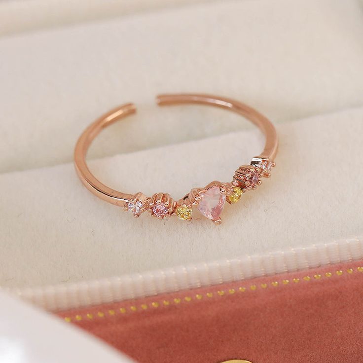 📌 Please Note: When adjusting the ring, please squeeze or expand the ring body slowly and gently. 💎 Materials: 14k Rose Gold Electroplated - more durable than regular platings Cubic Zirconia 📐 Size: Adjustable Open Design - Size 5+ Rosa Gold, Open Design, Style Korean, Rings Simple, Dream Jewelry, Flower Heart, Diamond Crystal, Pink Tourmaline, Ring Bracelet