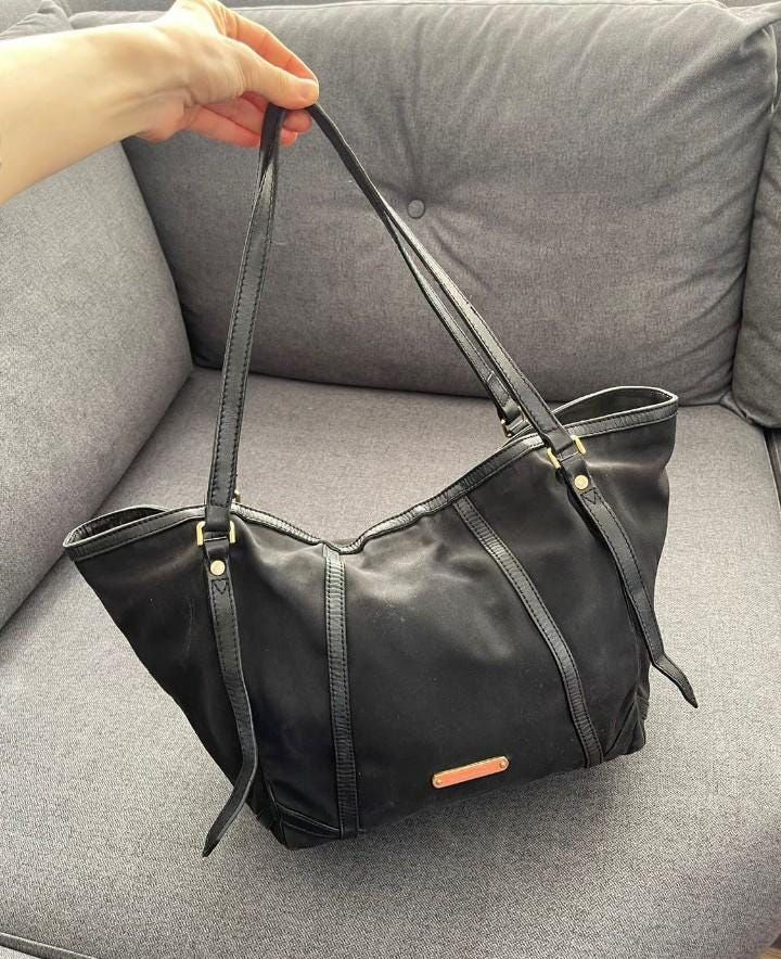 Burberry Vintage authentische Damen-Handtasche aus schwarzem Leder -Die Tasche ist wie auf dem Foto zu sehen. Das ist kein Problem. Es sind nur geringe Gebrauchsspuren vorhanden.Es befinden sich Spuren und Flecken auf dem Innenfutter und den äußeren Teilen durch Gebrauch. -Maße: Breite 47 cm, Höhe 27 cm. -Farbe: Schwarz -Es ist eine authentische Burberry Tasche ALLGEMEINE ERKLÄRUNG: ** Alle Produkte auf unserer Seite sind 100% authentisch (Original). **Unser Produkt ist nicht neu. Gebraucht. ** Burberry Bags Handbags Black, Black Leather Handbag, Burberry Vintage, Black Leather Handbags, No Problem, Burberry Bag, Surprise Gifts, Leather Handbag, All Products