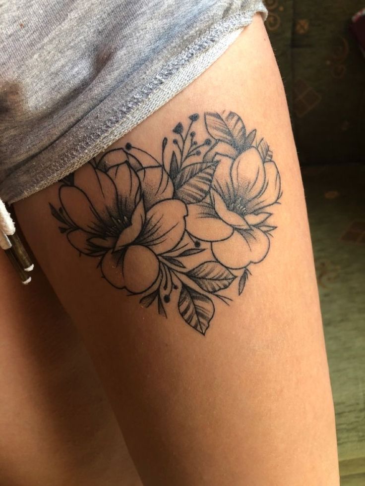 a woman's thigh with flowers on it