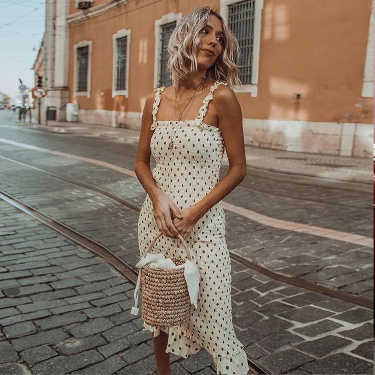 Italy Fashion Summer, Dot Dress Outfit, Polka Dot Dress Outfit, Shirred Dress, Midi Ruffle Dress, Anna Wintour, Italy Fashion, Vacation Dresses, Slim Dresses