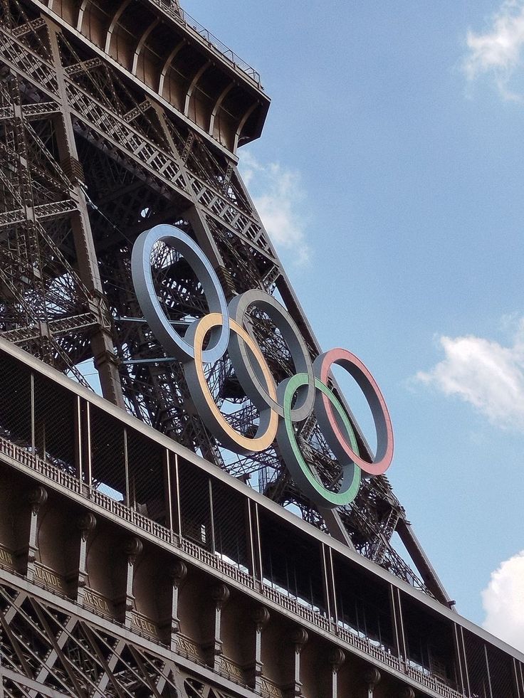 the olympic rings are on top of the eiffel tower