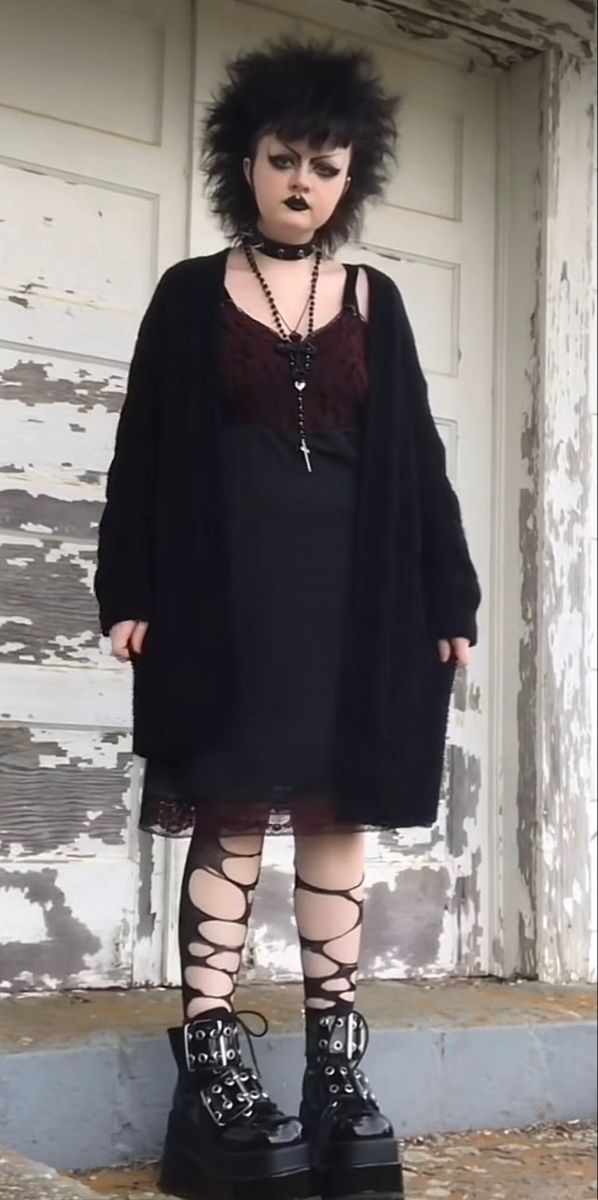 Trad Goth Winter Outfit, Femme Goth Outfits, Goth Outfit Plus Size, Goth Outfits For Winter, Mopey Goth Outfits, Fat Goth Girl, Traditional Goth Outfits, Modest Goth Outfit, Goth School Outfit