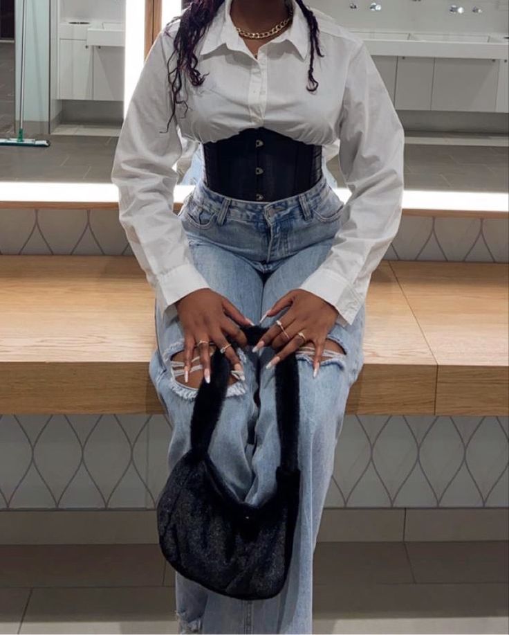 Corset Top With Long Sleeve Under, Basic Corset Outfit, White Button Up With Corset Outfit, Corset Belt With Jeans, Oversized Shirt With Corset Outfit, Collard White Shirt Outfits, Polo And Corset Outfit, Black Corset White Shirt Outfit, Corset With Top Underneath