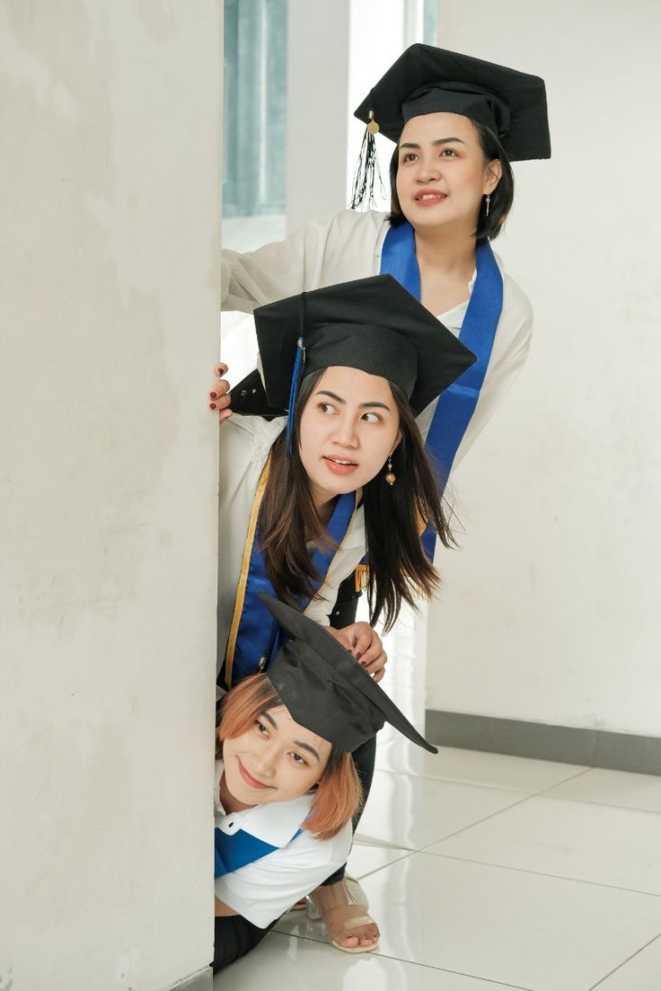 Graduation Graduation Photoshoot Best Friends, College Graduation Pictures Poses Group, Best Friend Grad Photos, Graduation Photoshoot Ideas Group, Group Friend Photoshoot, Graduation Photography Poses Friends, Graduation Photos Friends, Graduation Friends Photoshoot, Pre Convo Photoshoot Idea