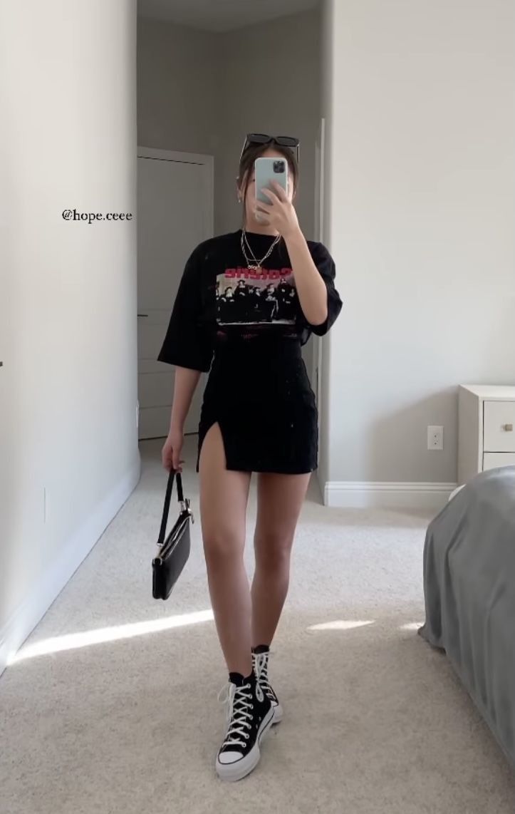 Cozy Office Outfit Summer, Black Halara Skirt Outfit, T Shirt Club Outfit, Black Skirt And Tshirt Outfits, Trendy Grunge Outfits, Feminine Rocker Style, Spooky Summer Outfits, Short Skirt And Sneakers Outfit, Spinnin Tour Outfit Ideas