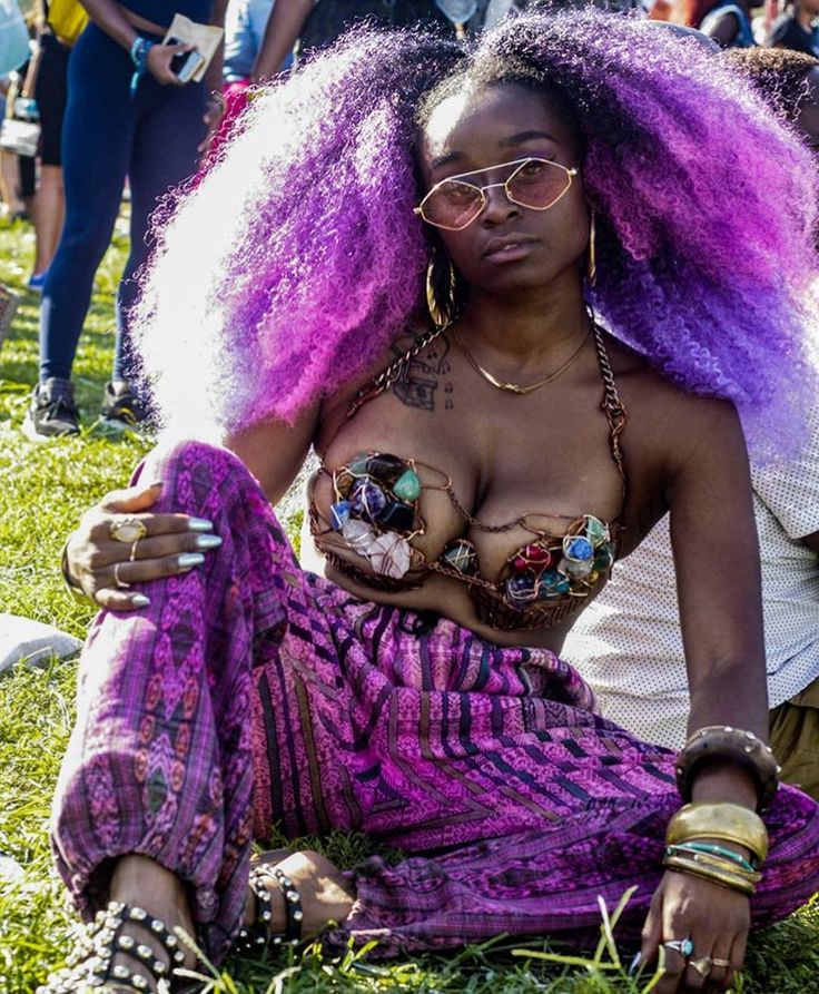 Afro Punk Art, Afro Punk Aesthetic, Purple And Black Hair Ideas, Afropunk Hairstyles, Afropunk Aesthetic, Afro Futurism Fashion, Afro Punk Hairstyles, Afro Outfits, Afro Accessories