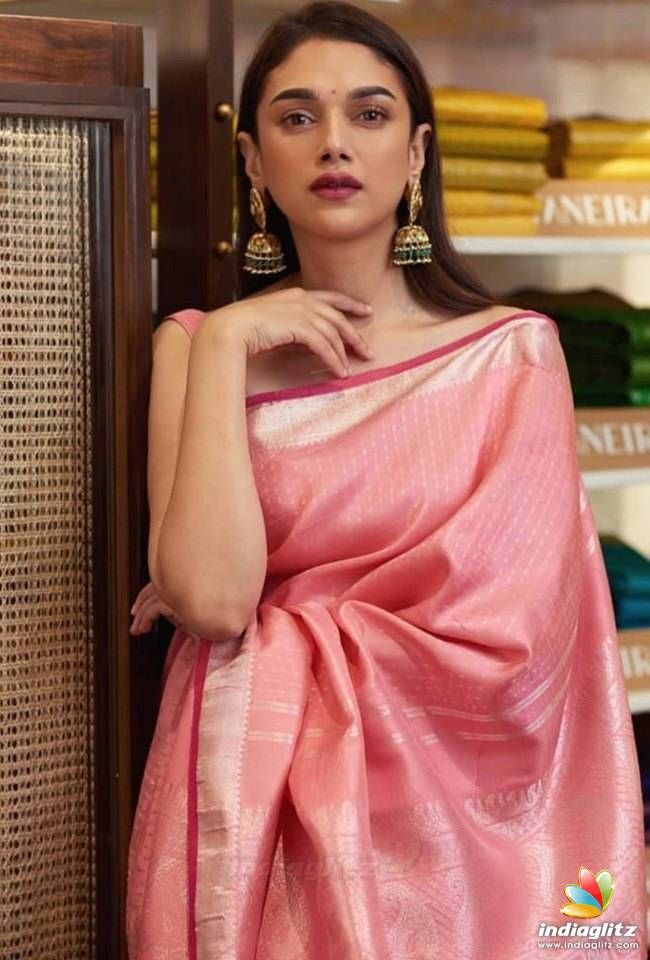 Aditi Rao Hydari Saree, Aditi Rao Hydari Indian, Aditi Rao Hydari, Saree Looks, Aditi Rao, Indian Sari Dress, Celebrity Fashion Looks, Casual Indian Fashion, Indian Fashion Saree