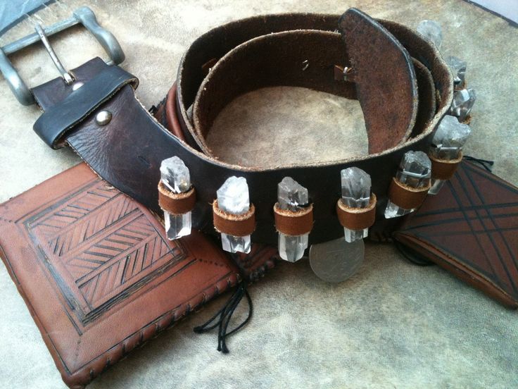 Love this belt! Shamans utility belt! ShaBatman! Ren Fair Belt Accessories, Ren Faire Accessories, Larp Accessories, Steampunk Belt, Mode Steampunk, Larp Costume, Crystal Belt, Steampunk Accessories, Utility Belt