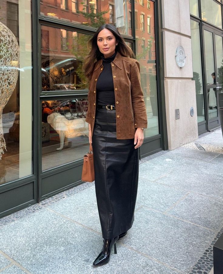 Leather Maxi Skirt Outfit, Long Leather Skirt Outfit, Skirt Boots Outfit, Suede Skirt Outfit, Long Leather Skirt, Skirt Outfit Ideas, Vintage Celine, Brown Leather Skirt, Leather Skirt Outfit