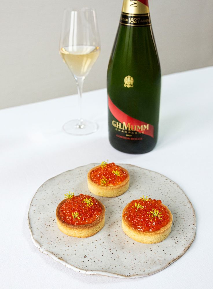 Crab & salmon roe tartlet – G.H.Mumm Salmon Roe Appetizer, Mumm Champagne, Salmon Roe, Drink Responsibly, Pie Tart, Food Pairings, Recipe Steps, Hoi An, Avocado Egg