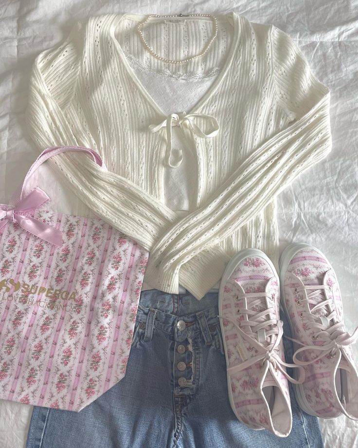 Corquette Aesthetic Girl Outfits, Cocette Aesthetic Outfit Pink, Coquette Jeans Outfit, Old Money Pink Outfit, Lana Del Rey Old Money, Coquette Outfit Aesthetic, Hyper Feminine Outfits, Feminine Aesthetic Outfits, Coquette Aesthetic Pink