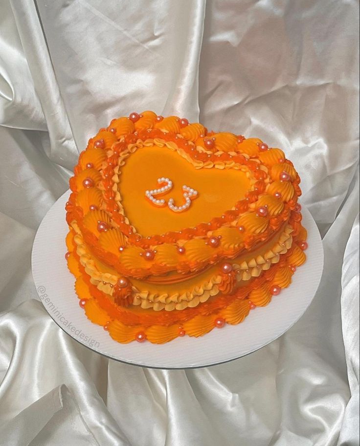 Small heart shaped vintage cake with orange frosting Birthday Ideas 23 Year Old, Funky Cake Designs, 23 Year Old Birthday Ideas, Orange Bday Cake, Orange Decorated Cake, Aperol Spritz Cake, Birthday Cake Ideas Heart, Orange Cake Birthday, Orange Vintage Cake