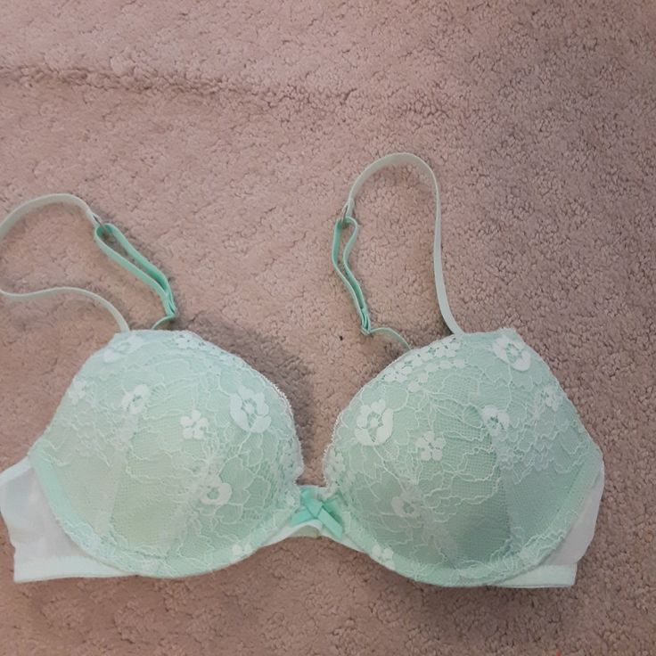 Brand New Without Tags. Size Tag Was Removed, But It's 32b. Same Or Next Day Shipping 5-Star Seller **Accepting Reasonable Offers :) **Bundle Discounts Available New To Poshmark? Use Code Hi_its_gisele When Signing Up To Receive A $10 Poshmark Credit To Use On Your First Purchase! Spring Green Bra With Lace Trim, Green Lace Trim Bra For Spring, Spring Push-up Bra With Lace Trim, Spring Lace Trim Push-up Bra, Lace Halter Top, Lace Halter Bralette, Halter Bralette, Padded Bralette, Printed Bras