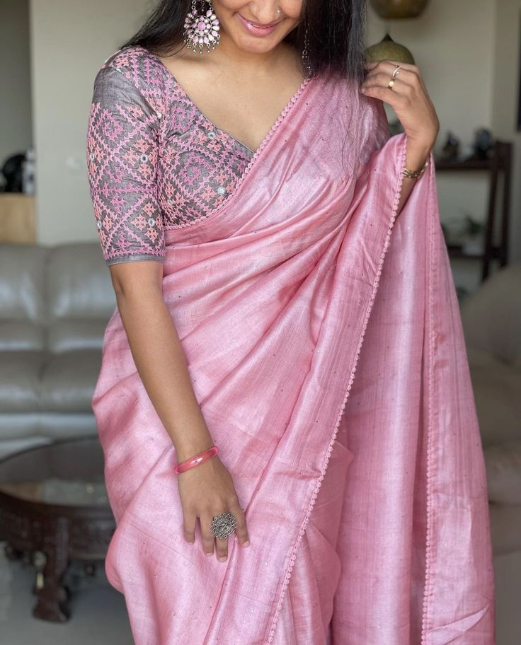 Plain Half Saree, Plain Saree Color Combinations, Crush Material Dress Design, Light Pink Saree Contrast Blouse, New Saree Designs, Simple Saree Designs, Traditional Blouse Designs, New Saree Blouse Designs, Fashionable Saree Blouse Designs