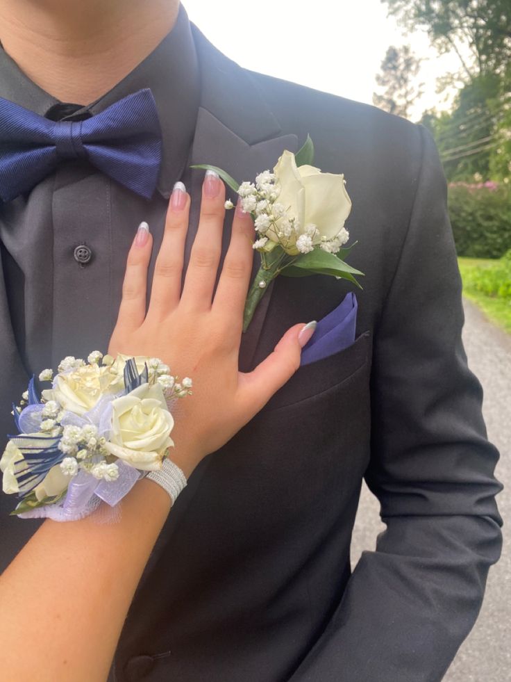 Blue Prom Couple, Prom Corsage Blue, Blue Corsage, Couple Prom, Prom Trends, Homecoming Poses, Hoco 2024, Homecoming Corsage, Glitter Prom Dress