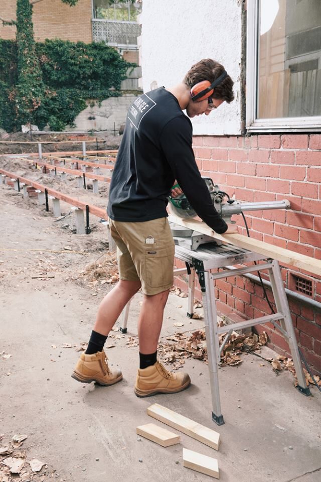 Workman Style, Workman Aesthetic, Man Building, Carpenter Fashion, Construction Aesthetic Men, Mens Construction Work Fashion, Working Men, Man Working, Carpenter Aesthetic Man