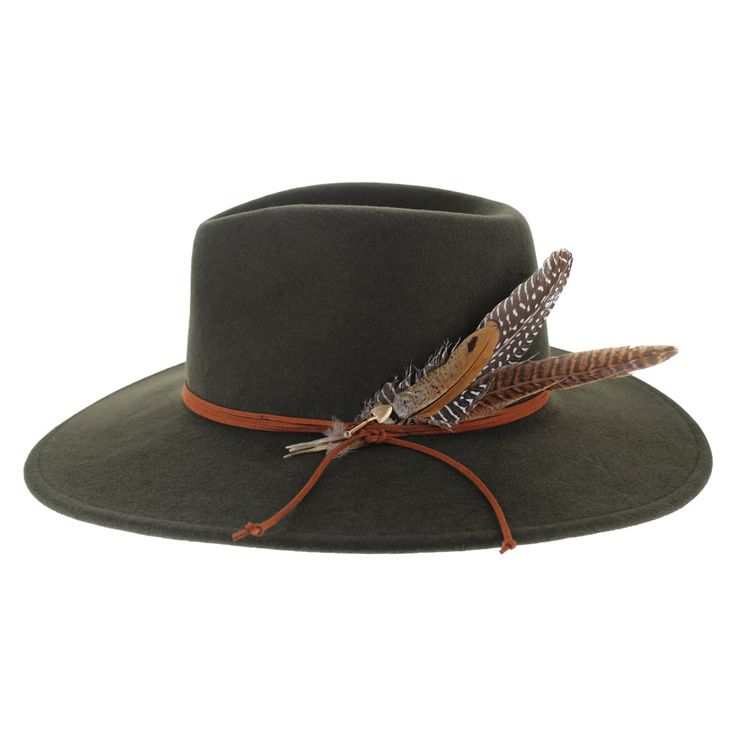 The American-made Stetson Coloma offers a touch of western style that combines city-chic design with outdoor-ready elements. Hand blocked of a soft wool felt for lasting comfort, this wide brim safari hat features a classic teardrop crown, surrounded by a leather hat band with feathers. The brim is trimmed with a welted edge and the interior has a vegan inner band and satin liner. The Coloma offers sophisticated style for men or women, and fits in anywhere, whether you are traversing the urban j Pork Pie Hat, Safari Hat, Hat Size Chart, Pork Pie, Leather Hat, Style For Men, Leather Hats, Cloche Hat, Felt Hat