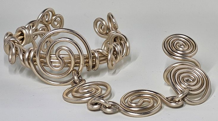 a silver bracelet with spiral links on it