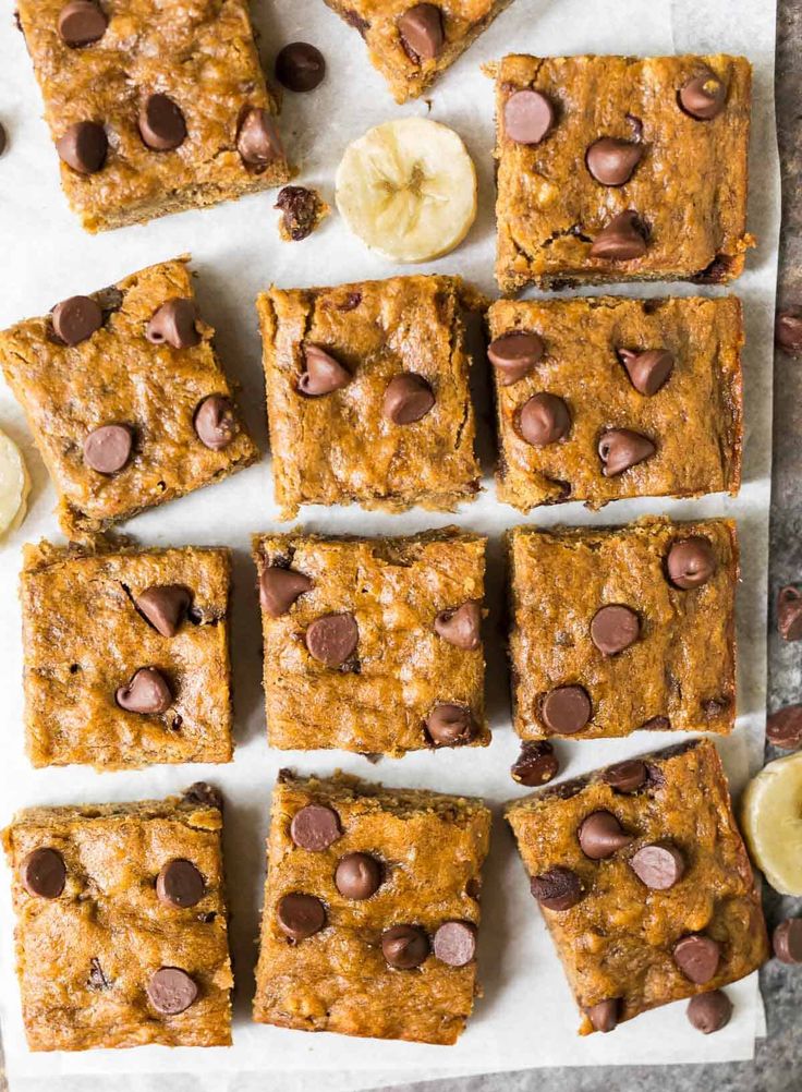 chocolate chip cookie bars with bananas and banana slices