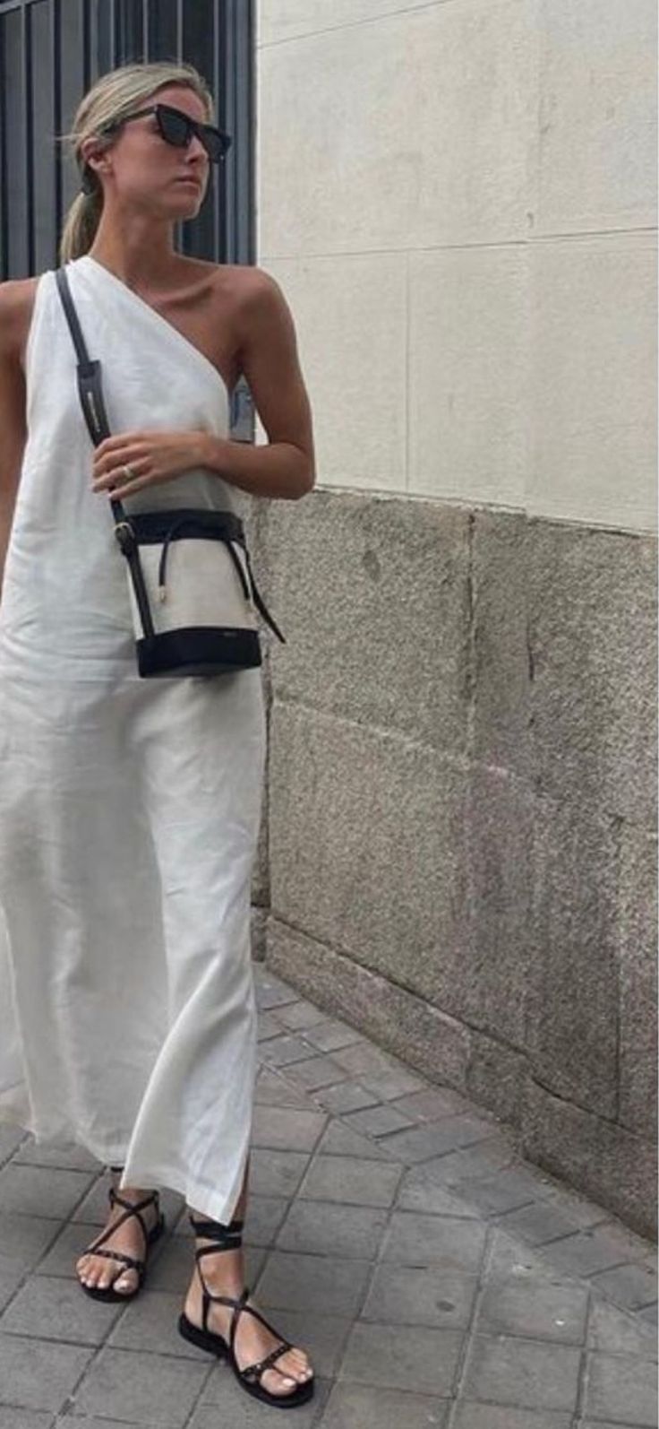 White Linen Dress Outfit, Black Sandals Summer, Street Style Classy, White Outfit Summer, Street Style Comfy, Linen Dress Outfit, White Cross Body Bag, One Shoulder Dress Black, Linen Dress Casual