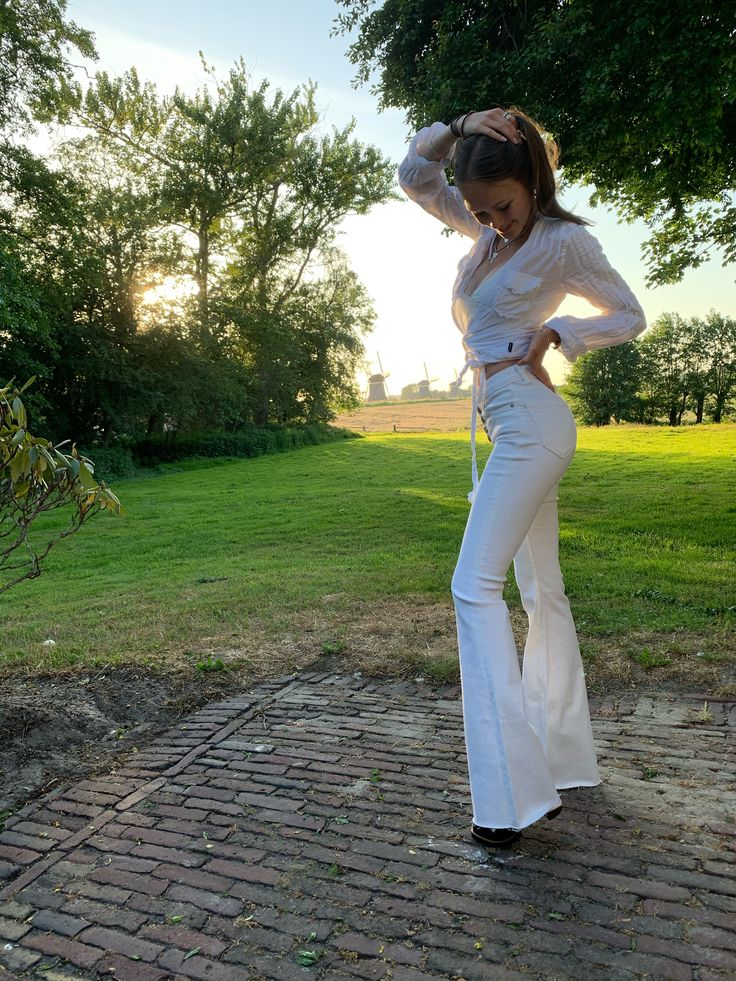 White Bell Bottoms Outfit, White Bell Bottoms, Bell Bottoms Outfit, White Flared Jeans, Outfits 70s, Jeans With Heels, Jeans Outfits, White Denim Jeans, 70s Inspired