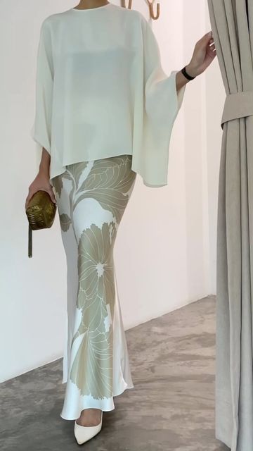 Mom Of The Bride Pantsuit, White Baju Kurung, Raya Outfit Ideas, What To Wear To The Beach Outfits, Top For Women, Designer Tops For Women, White Set, Design Clothes, Short Top Designs