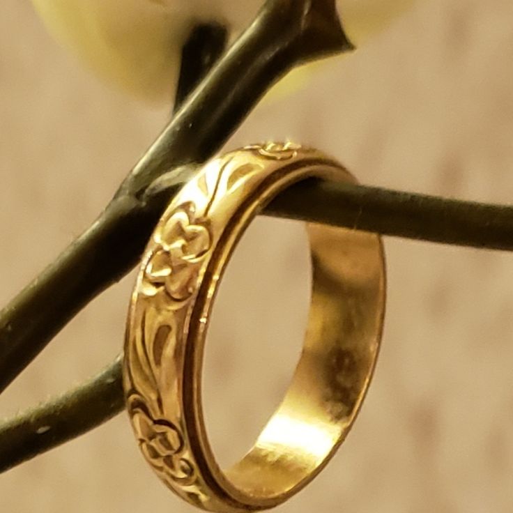 A Beautiful Vintage Band With A Floral Motif. In Excellent Condition. Size 6. 14k Yellow Gold. A Beautiful Ring. Jewelry Beautiful, Vintage Band, Gold Floral, Beautiful Ring, Ring Jewelry, Womens Jewelry Rings, Floral Motif, Band Ring, Vintage Floral