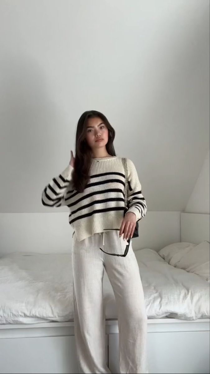 Beige Loose Pants Outfit, Beige Linen Pants Outfit Winter, Fits With Linen Pants, Loose Pants Winter Outfit, White Trouser Winter Outfit, Outfits With White Pants Winter, White Sweater White Pants, Linen Pants In Fall, Linen Pants Outfit Autumn