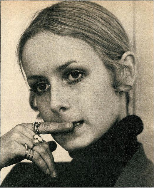 1970s Disco Hair, Twiggy Model, 60s Twiggy, 60s Icons, Patti Hansen, Lauren Hutton, Swinging Sixties, Aesthetic People, Vintage Portraits