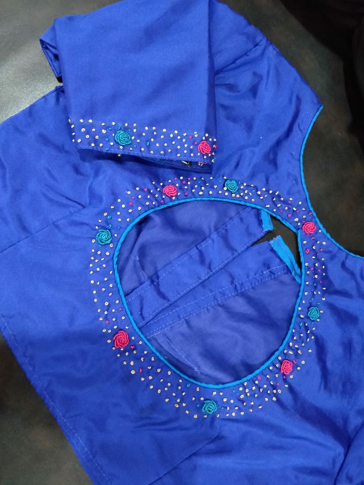 French Knot Aari Blouse Designs, French Knot Design For Blouse, Blouse Embroidary Simple, French Knot Aari Work Blouse Designs, Simple French Knot Aari Work, Simple French Knot Blouse Designs, French Knot Embroidery Blouse, French Knot Blouse Designs, French Knot Aari Work Blouse